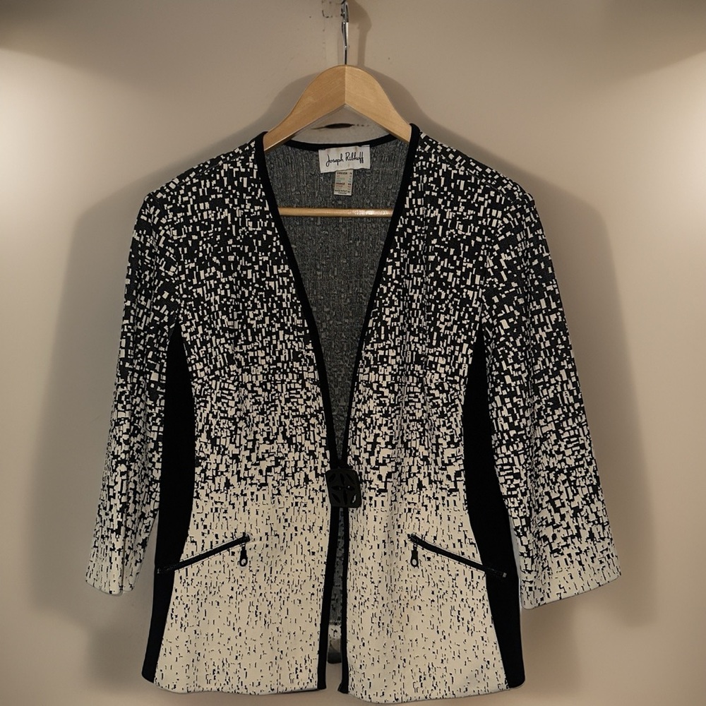Joseph Ribkoff blazer. Cream and black with detailed front button closure. Sz 14